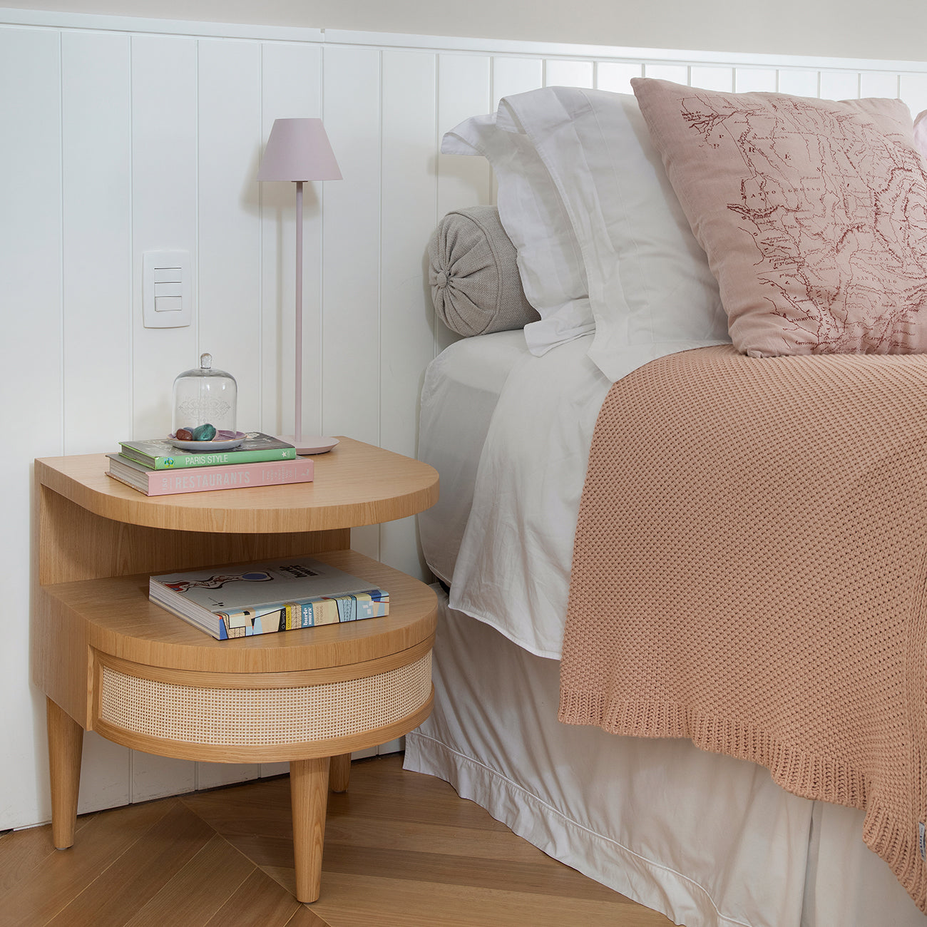 Mesa de Cabeceira Lua Cheia